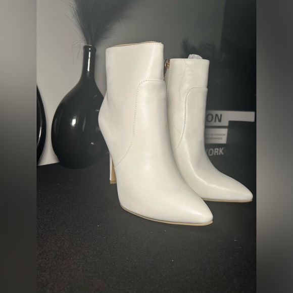 New in Box White Ankle Boot (NIB) - Picture 4 of 5